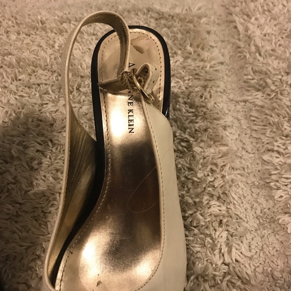 Ann Klein Black and White pep toe heels. Size: 7 - Picture 3 of 5